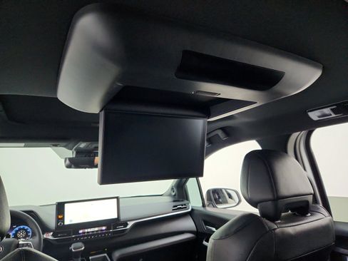 Used 2025 Toyota Sienna Limited FWD image 28