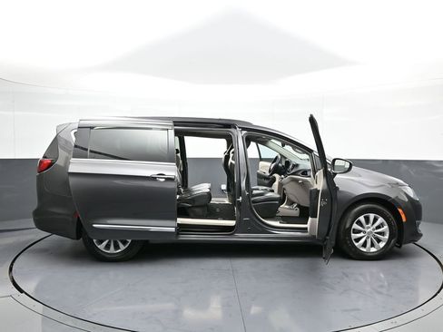 Used 2017 Chrysler Pacifica Touring-L image 42