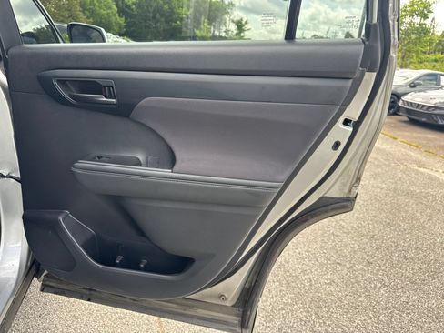 Used 2021 Toyota Highlander LE FWD image 16