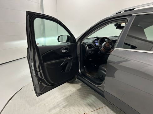 Used 2019 Jeep Cherokee Limited AWD/4WD image 25