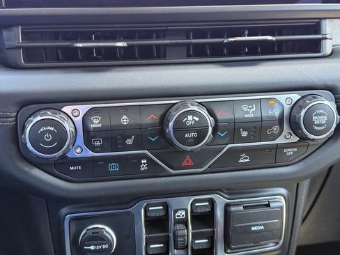 Used 2024 Jeep Wrangler Unlimited Sahara AWD/4WD image 19