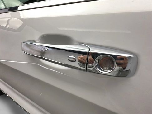 Used 2017 Jeep Grand Cherokee Limited w/ Luxury Group II image 5