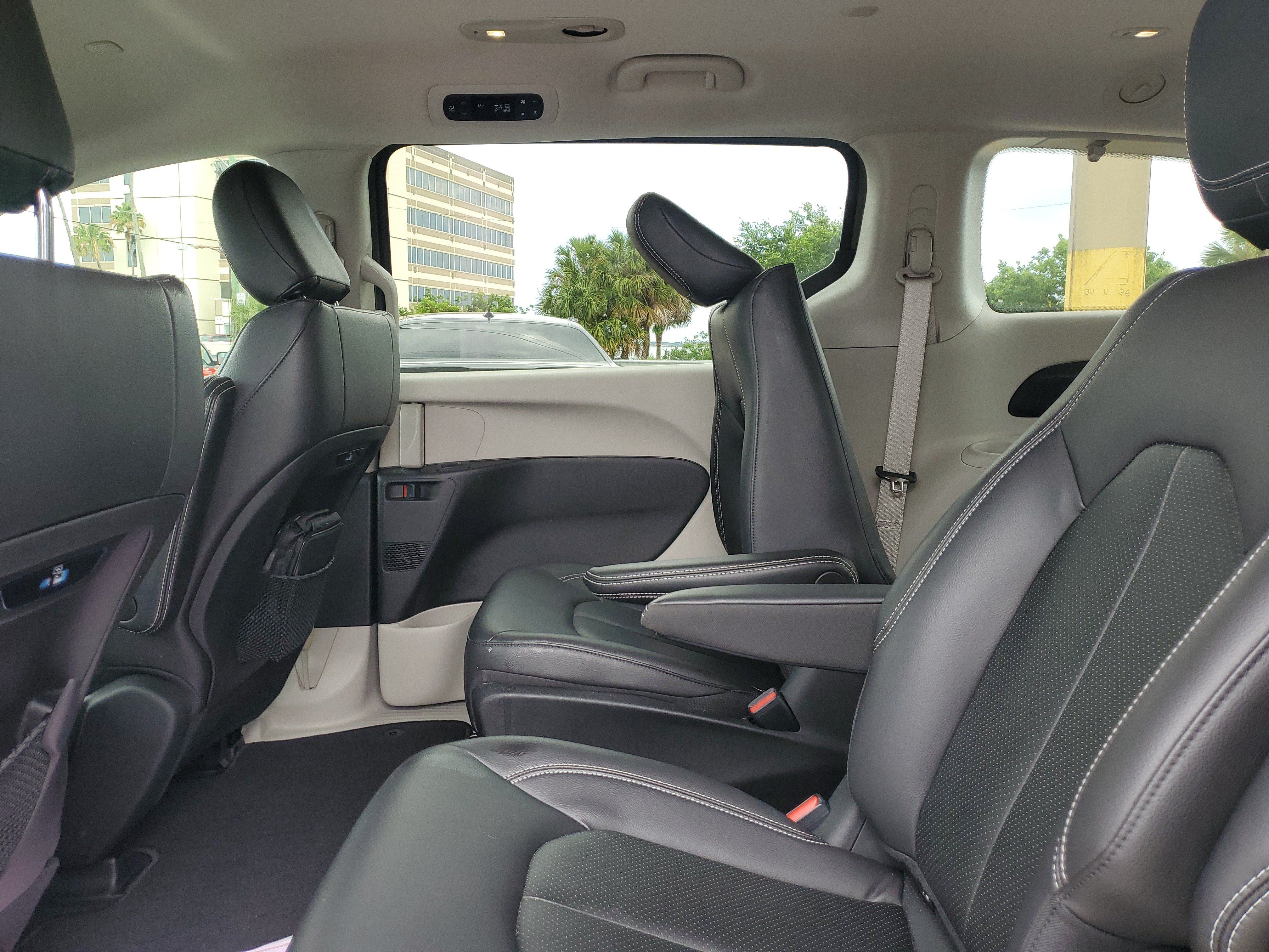 Used 2022 Chrysler Pacifica Touring-L FWD image 9