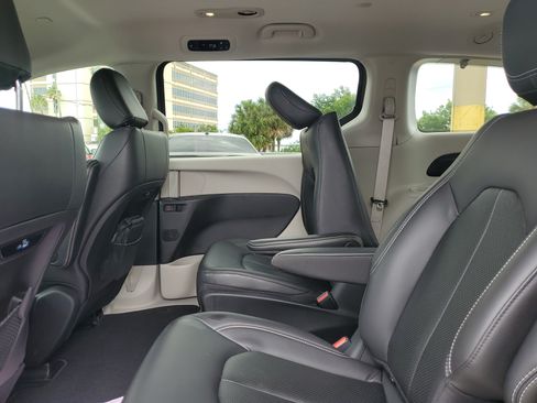 Used 2022 Chrysler Pacifica Touring-L FWD image 9