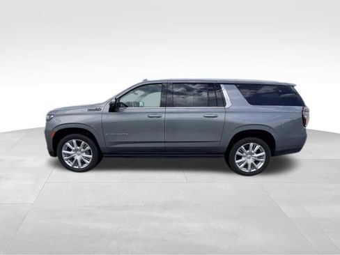 Used 2021 Chevrolet Suburban High Country w/ Premium Package 2 AWD/4WD image 3