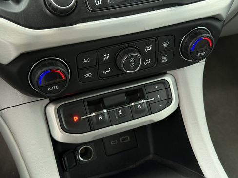 Used 2020 GMC Acadia SLE image 22