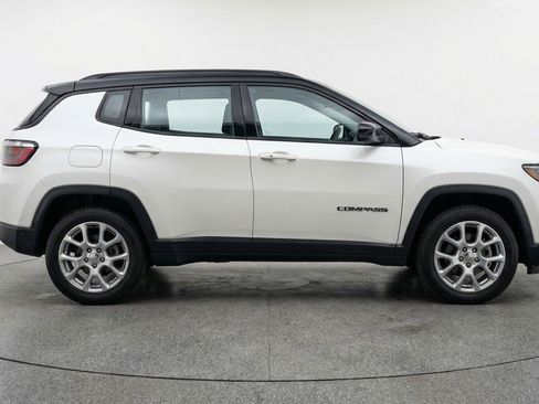 Used 2025 Jeep Compass Limited image 11