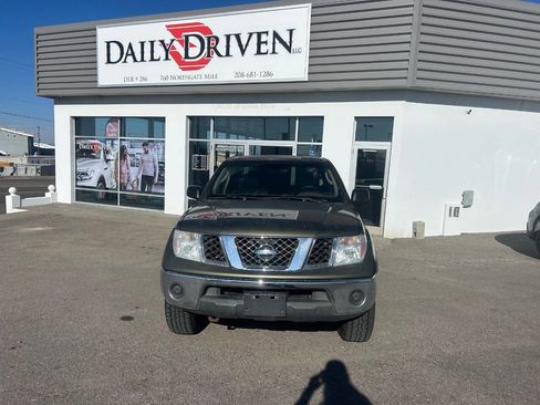 Used 2005 Nissan Frontier SE image 2