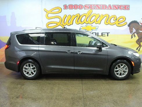 Used 2021 Chrysler Pacifica Touring-L image 1