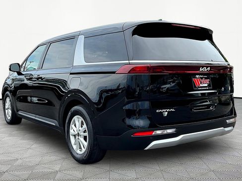 Used 2024 Kia Carnival LX FWD image 4