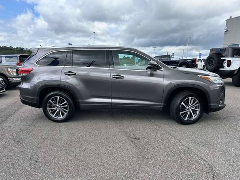 Used 2018 Toyota Highlander XLE FWD image 2
