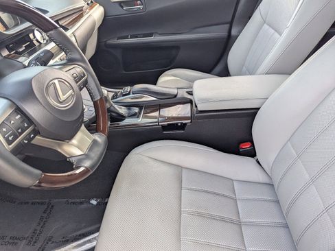 Used 2016 Lexus ES 350 w/ Luxury Package w/Wood Trim image 27