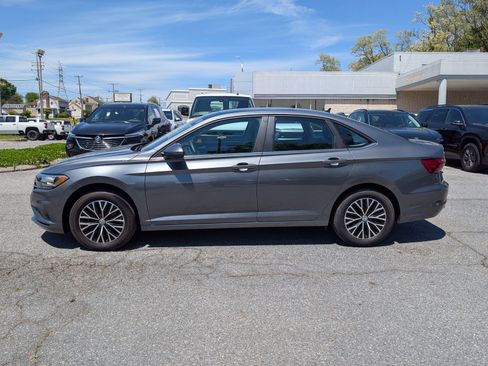 Used 2020 Volkswagen Jetta SE w/ SE Cold Weather Package FWD image 2