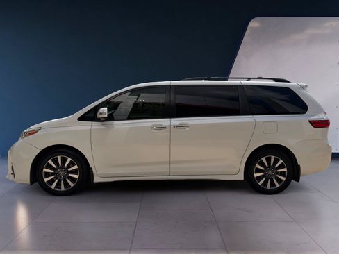 Used 2018 Toyota Sienna Limited FWD image 2