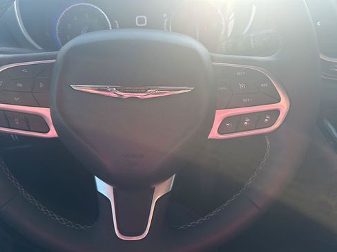 Used 2025 Chrysler Pacifica Select FWD image 12