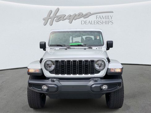 Used 2025 Jeep Gladiator Sport AWD/4WD image 9