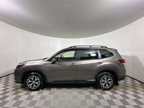 Used 2023 Subaru Forester Premium image 4