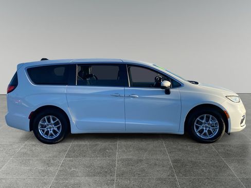Used 2023 Chrysler Pacifica Touring-L FWD image 6