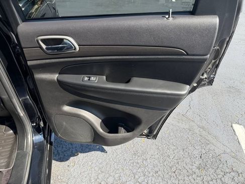 Used 2017 Jeep Grand Cherokee Altitude AWD/4WD image 10