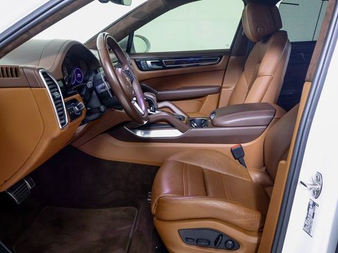 Certified 2023 Porsche Cayenne Turbo S image 5