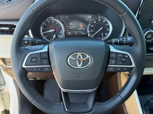 Used 2022 Toyota Highlander XLE FWD image 14