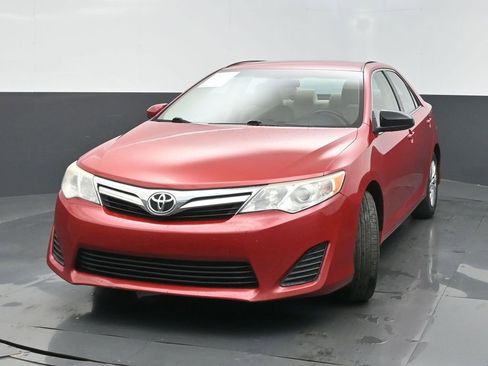 Used 2014 Toyota Camry LE image 3