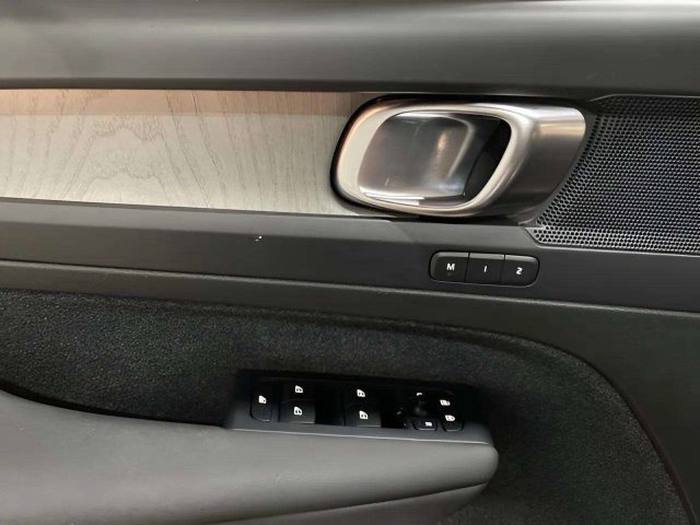 Used 2023 Volvo XC40 B4 Core w/ Convenience Package FWD image 28