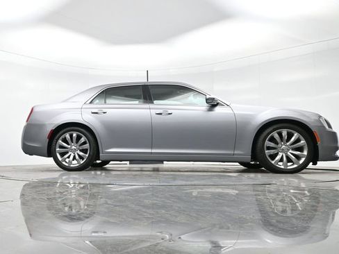 Used 2018 Chrysler 300 Limited w/ Safetytec Plus Group image 34