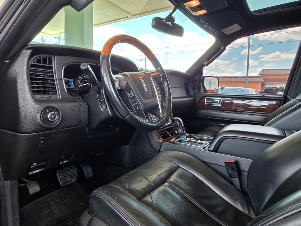 Used 2015 Lincoln Navigator 4WD image 11