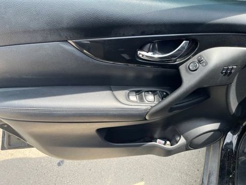 Used 2018 Nissan Rogue SV w/ Premium Package FWD image 10