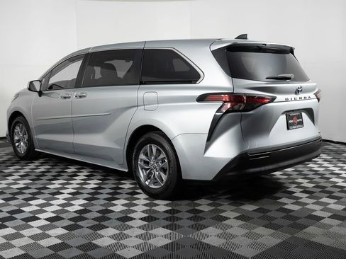 Used 2022 Toyota Sienna LE image 4