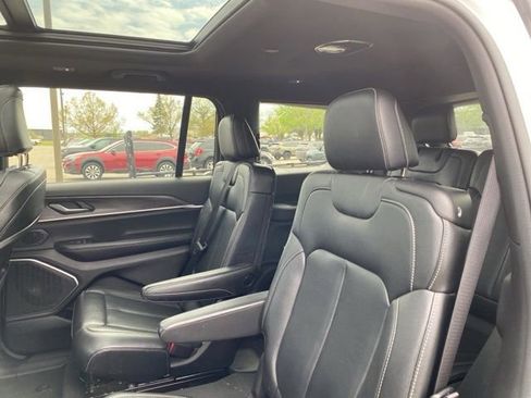 Used 2024 Jeep Grand Cherokee L Limited w/ Black Appearance Package AWD/4WD image 17