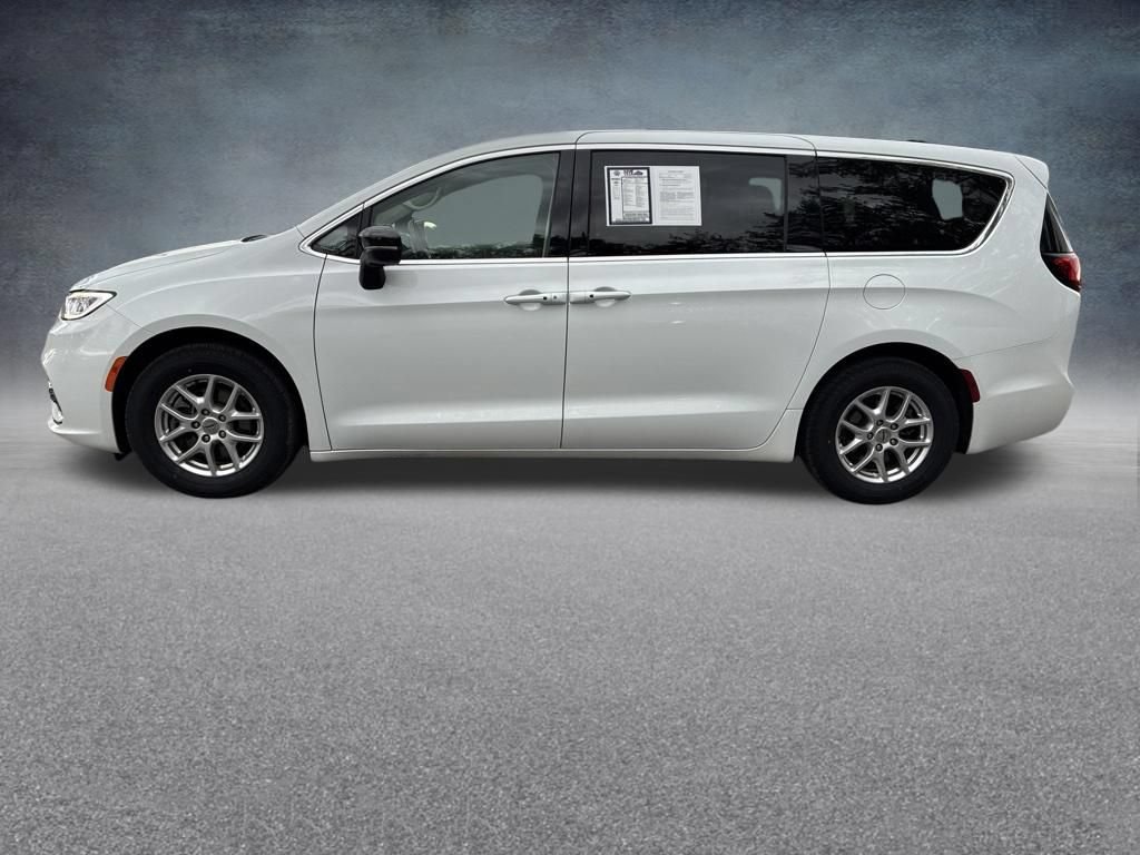 Used 2024 Chrysler Pacifica Touring-L FWD image 2