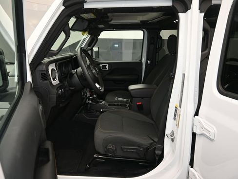 Used 2025 Jeep Wrangler Unlimited Sahara AWD/4WD image 13