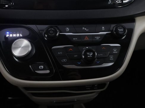 Used 2020 Chrysler Pacifica Touring-L image 47