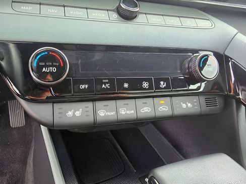 Used 2025 Hyundai Elantra Limited image 22