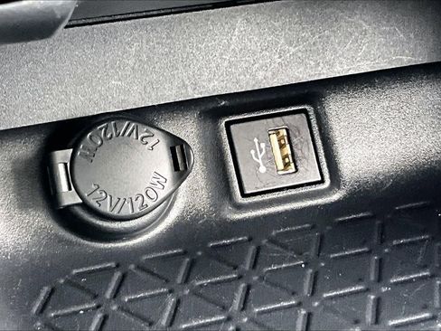 Used 2025 Toyota RAV4 XLE FWD image 32