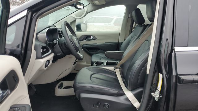 Used 2024 Chrysler Pacifica Touring-L FWD image 5