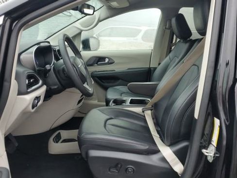 Certified 2024 Chrysler Pacifica Touring-L image 5