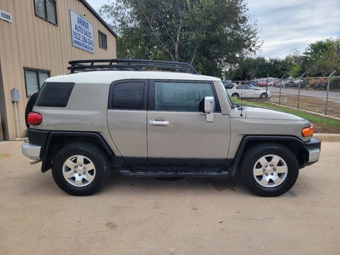 Used 2008 Toyota FJ Cruiser 2WD image 2