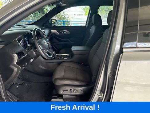 Used 2023 Chevrolet Traverse LT FWD image 2
