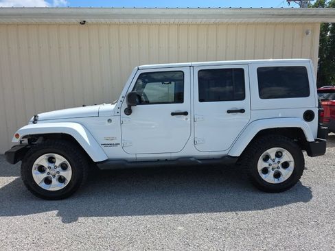 Used 2015 Jeep Wrangler Unlimited Sahara w/ Connectivity Group AWD/4WD image 9