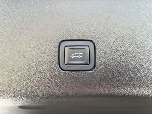 Used 2022 Chevrolet Traverse LT image 46