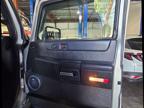 Used 2005 HUMMER H2 SUT w/ Preferred Equipment Group image 18