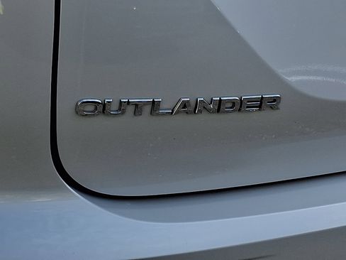 Used 2024 Mitsubishi Outlander SE image 30