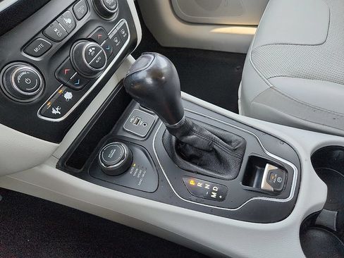 Used 2022 Jeep Cherokee Latitude Lux w/ Sun & Sound Group AWD/4WD image 12