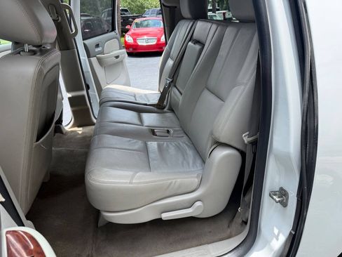 Used 2012 Chevrolet Suburban LT RWD image 6