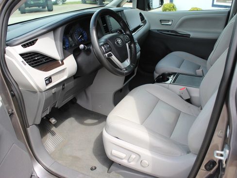 Used 2020 Toyota Sienna XLE AWD/4WD image 11