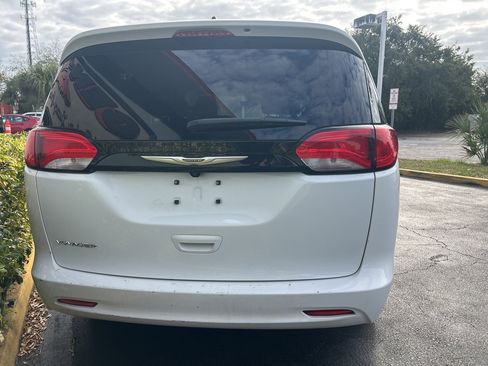 Used 2023 Chrysler Voyager LX image 5