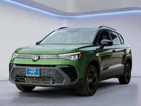 New 2026 Volkswagen Taos SE image 7